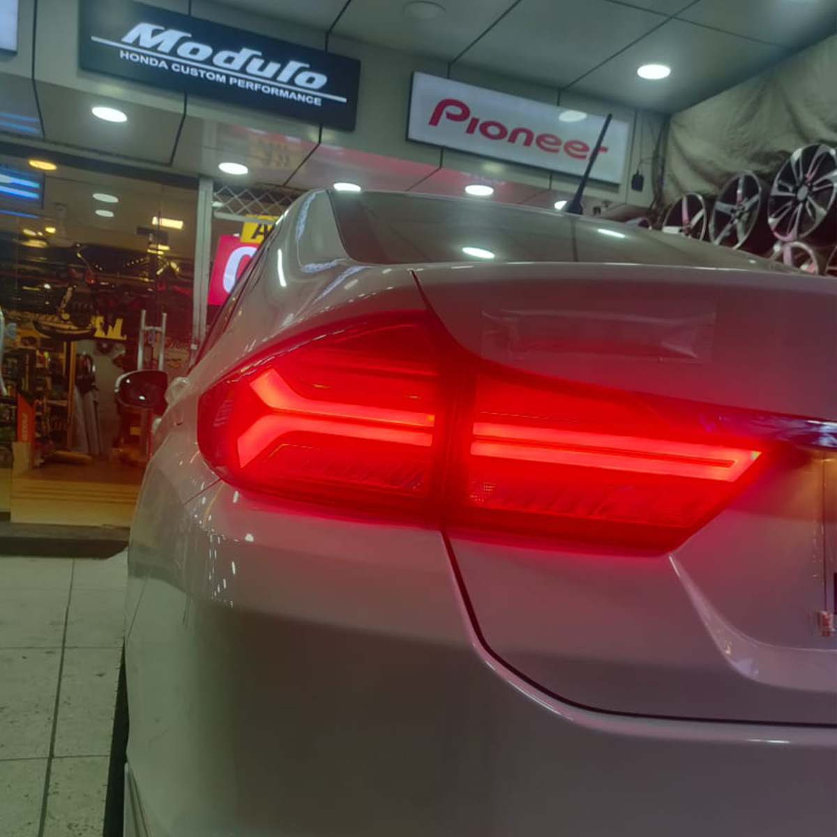 Back Lava Light Smoke with Red Crystals for Honda City 2022 - Thumbnail 3